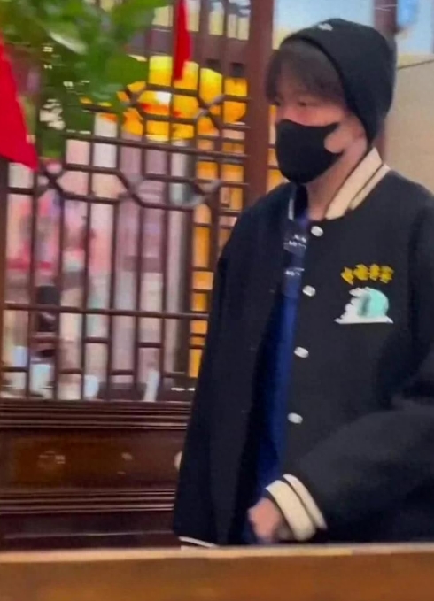 王楚钦和朋友出去聚餐的时候被人偶遇啦！他当时穿着棒球服，再配上一顶针织帽，那打扮