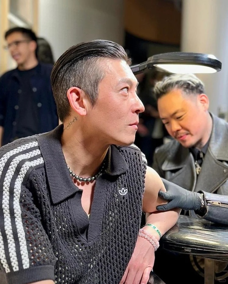 不是！他怎么戴什么什么就🔥
陈冠希的帅和品味真的娱乐圈独一份，到现在都找不到代