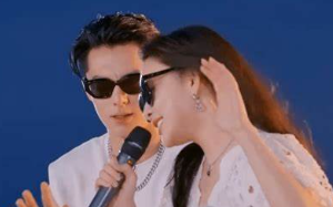 顶流顶着那张颠倒众生的脸向我表白，我真的很难开口拒绝他，可黑我的人从巴黎排到了法国，我是真不敢点头说