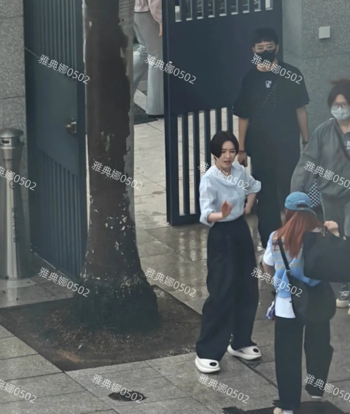 秦岚新剧这个短发真是一言难尽，不但显脸大还显老，本来45岁的她状态就很疲惫已经扛