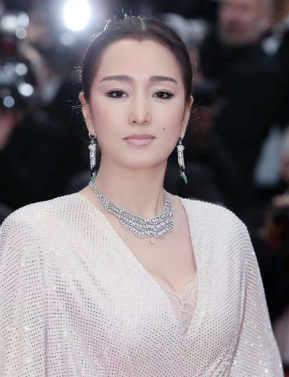 颁奖礼上，陈道明一上台就开始调侃:“今天来的嘉宾里，巩俐的三任丈夫都在”，葛优吃