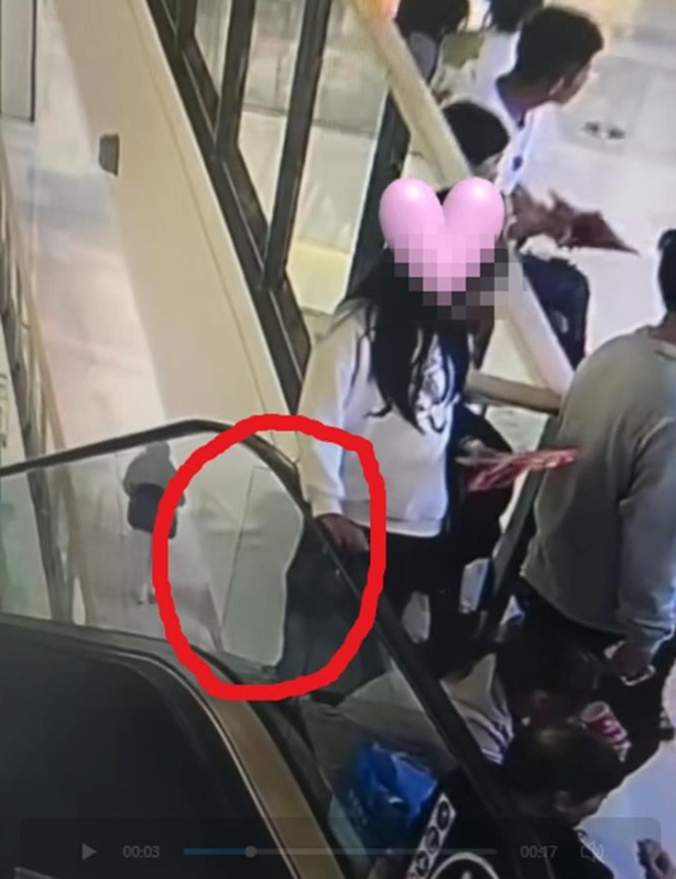济宁商场护栏脱落致人坠亡，三大疑点引发热议
1.玻璃护栏的材质和安装是否符合建筑
