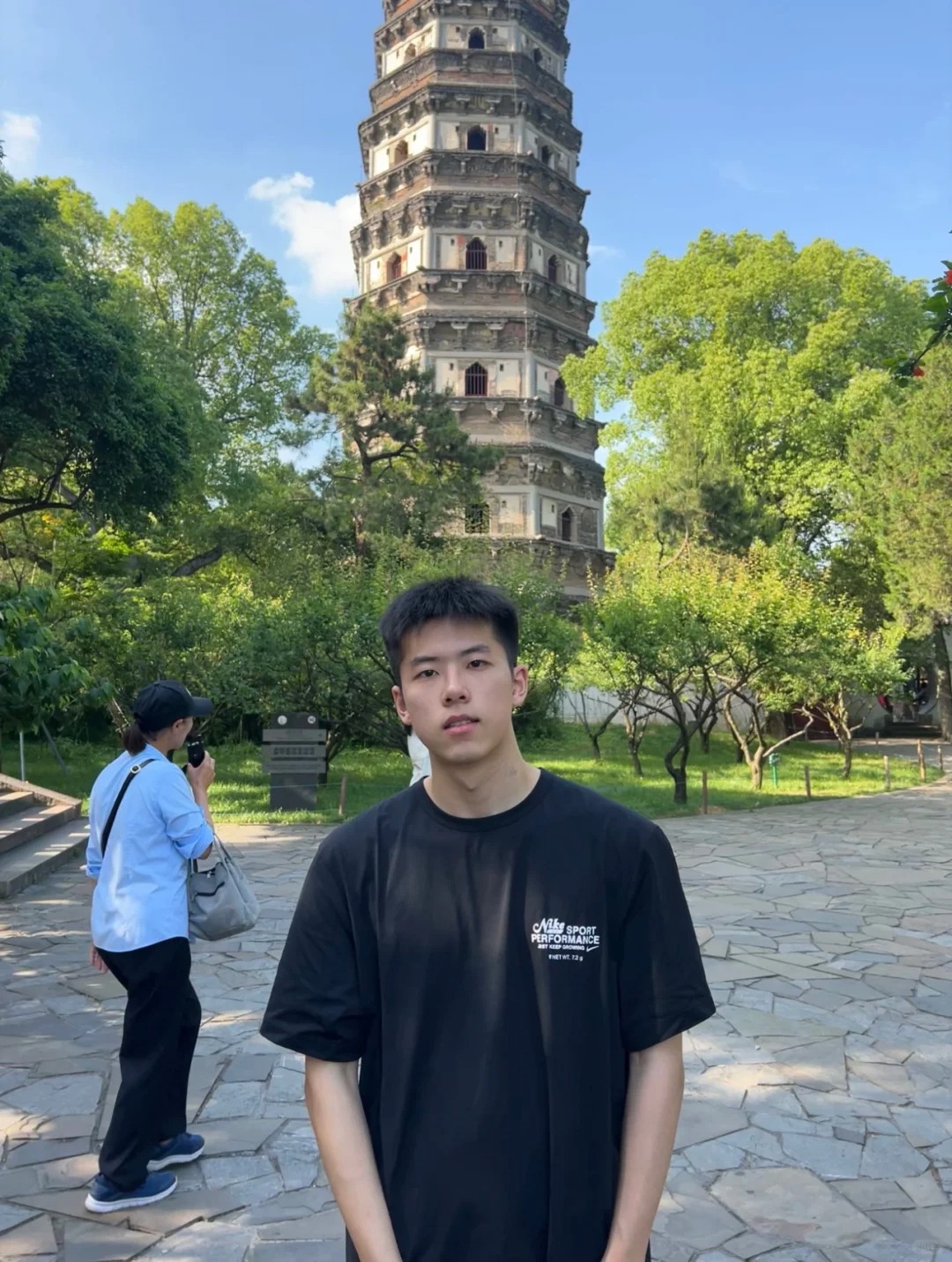 有没有大神可以帮我把后面的人p掉