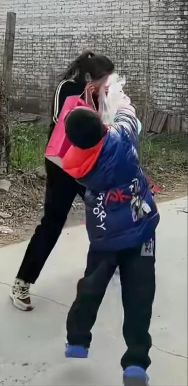 寒心，妈妈被儿子泼了一身凉水，妈妈的彻彻底底的凉了。事因，妈妈离婚三年，想儿子了