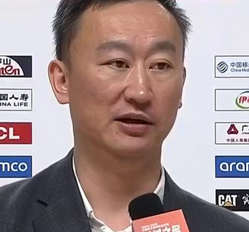 青岛男篮主教练刘维伟点评杨瀚森对位周琦，他表示：周琦是非常优秀的运动员，他的护匡