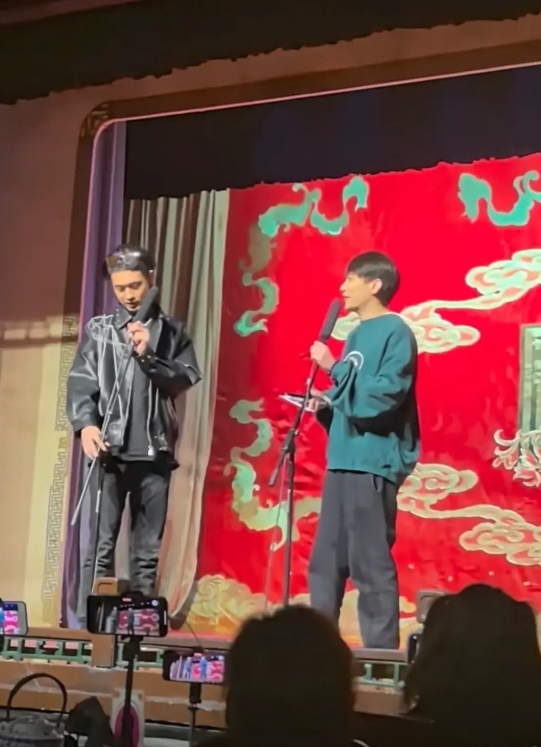 1月19日，秦霄贤封箱现场玩嗨了，被误伤
德云社相声演员在台上不讲相声，玩游戏，