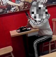 真要笑死了，一位女子点了一斤排骨，找来服务员，质问服务员，我点的一斤排骨，怎么只