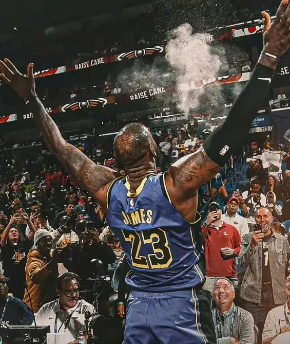 詹姆斯是现役球员的噩梦
当小皇帝詹姆斯高中毕业就进入NBA的时候，就有人不看好他