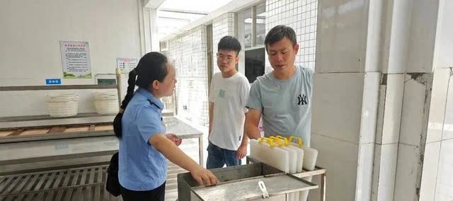 近期，江苏省丹阳市珥陵镇应急管理办公室联合市场监督管理局珥陵分局，利用暑假开展校