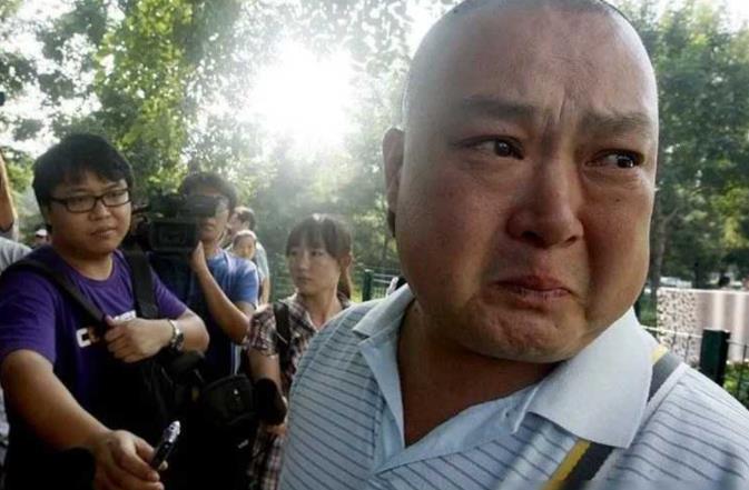 1997年，北京，25岁的内燃机厂工人廖丹，认识了河北进京打工姑娘杜金领，俩人吃