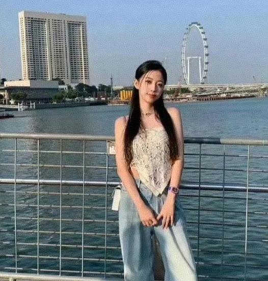 没想到潘玮柏的老婆这么瘦，一条丝巾裹身上还那么长。好奇潘玮柏站旁边是啥样

尤其