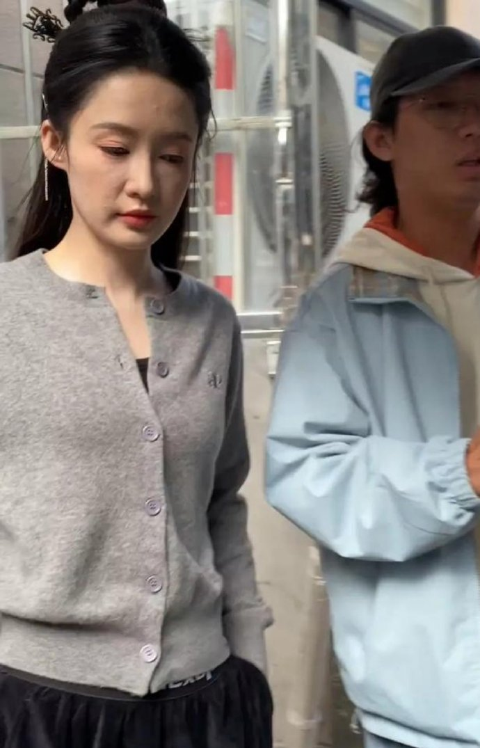 原来李沁也一脸痘印，满脸浮粉啊，普通人不要有焦虑了