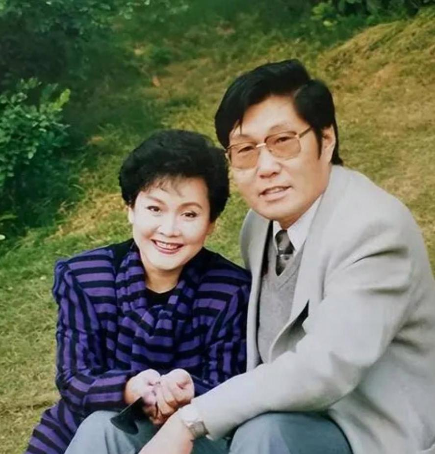 著名歌唱家李谷一嫁给恩师金铁霖后，一直怀不上孩子，最终离婚；二婚嫁给开国大将肖劲