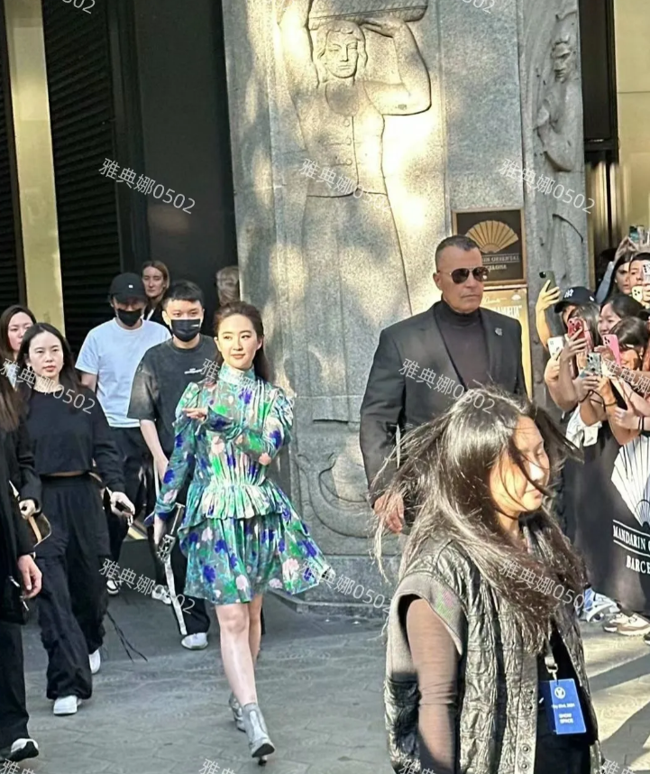 刘亦菲巴塞罗那街头生图，大背头花衣服的造型一言难尽，天仙秒变大妈！
36岁的她不