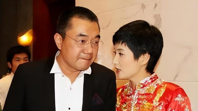 他被逼相亲，结果一见钟情，婚后上交财政大权，如今一家生活幸福