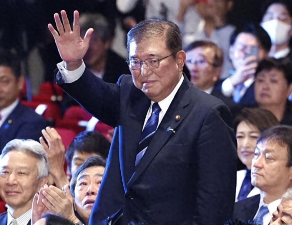 说实话，日本换首相这事儿真是让人脑袋有点转不过弯来。这石破茂突然上台，确实挺让人