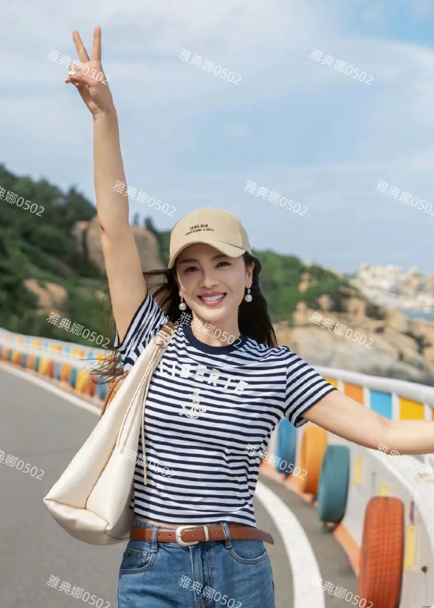 刘涛时隔12年再回湄洲岛，46岁的她穿着牛仔裤和海魂衫身材苗条长发飘飘，还是那么