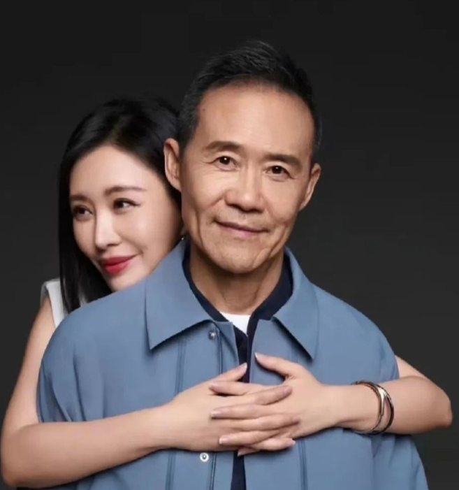2012年，已婚万科创始人王石恋上未婚未育小演员田朴珺。婚后田朴珺想买200万豪
