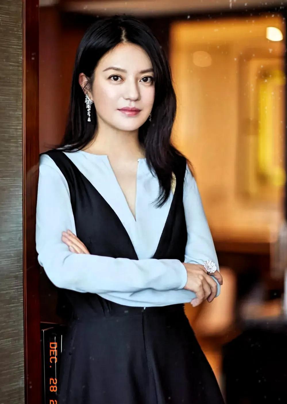 赵薇突然官宣离婚为哪般？
事出反常必有妖。
估计有以下三个原因。
1.多年