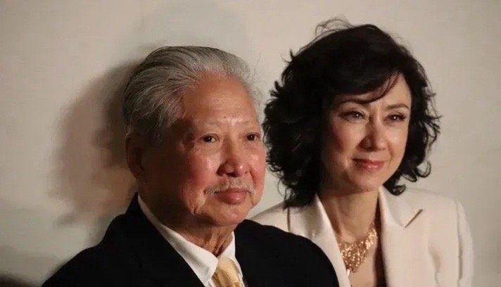 73岁洪金宝近况曝光，红光满面精神焕发，身旁妻子气质出众
洪金宝是香港动作片的代
