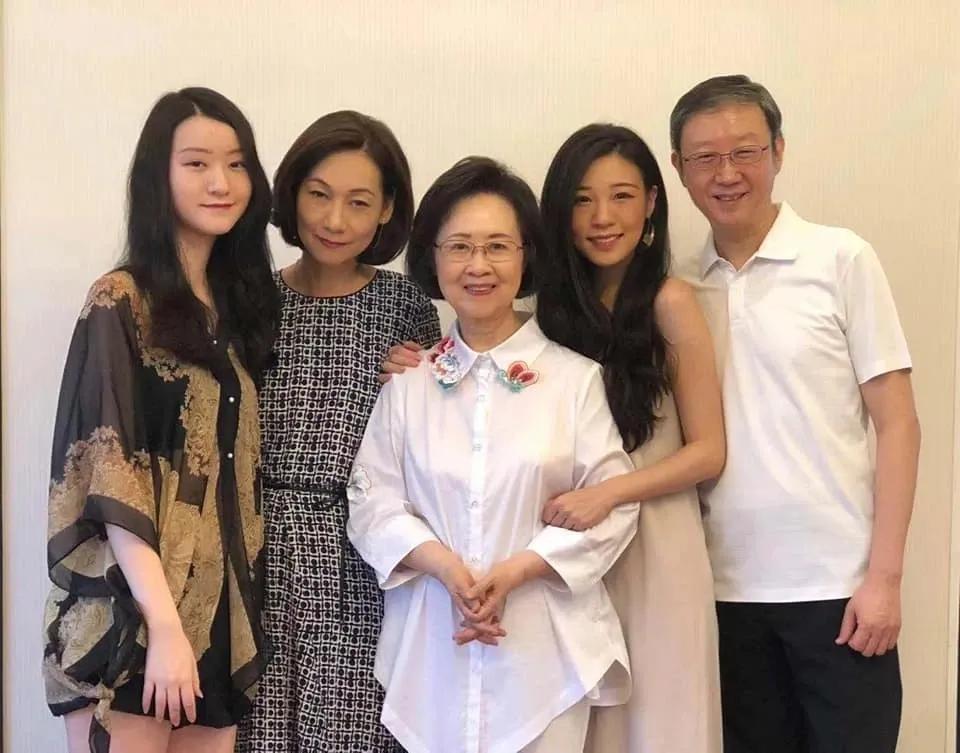 平鑫涛曾把琼瑶托付给儿媳何琇琼？
 
平鑫涛是个太有心计的男人，琼瑶错爱一生。