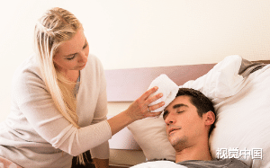 男人重病垂危，妻子非但不搭理，反跑去找初恋偷情，最后还狠心将丈夫骨灰喂猪........