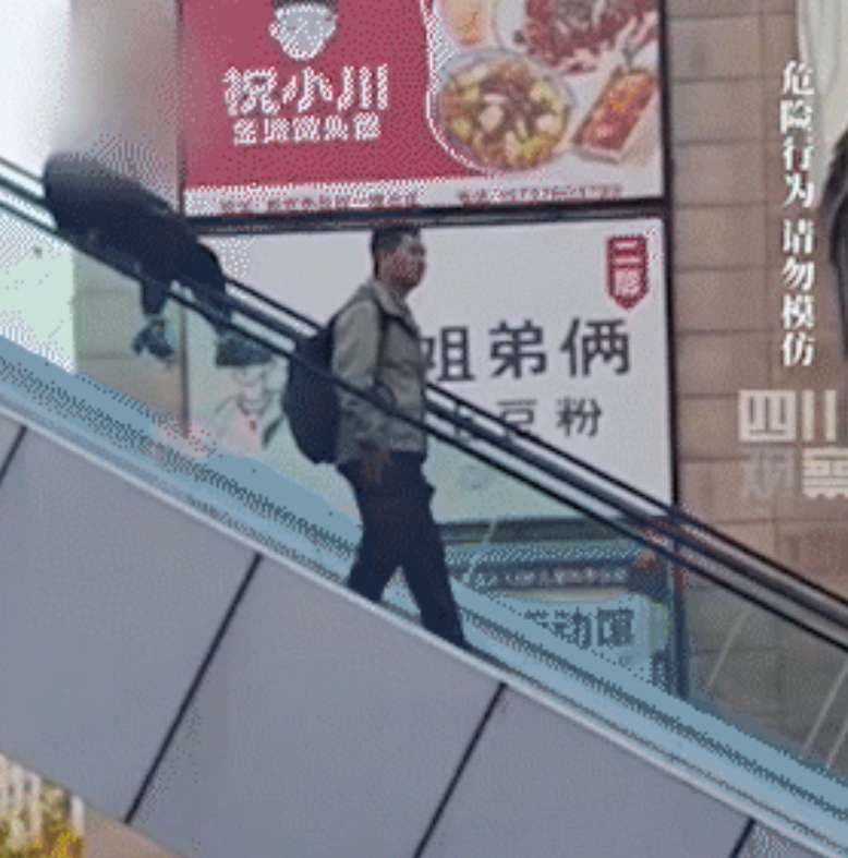 出了事算谁的责任？11月30日，河南郑州，11岁男孩从3层楼高的天桥扶梯滑下，就