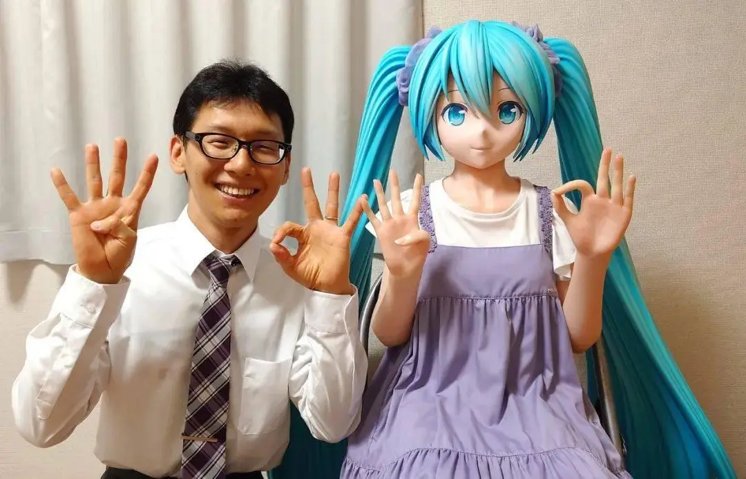2018年11月，日本宅男近藤显彦宣布要娶二次元虚拟歌手初音未来，并在家里举行了