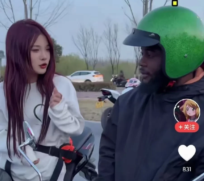 美女勇敢搭讪黑人，又双叒叕找到一个老外男友，高兴的合不拢嘴，估计祖坟冒青烟了！
