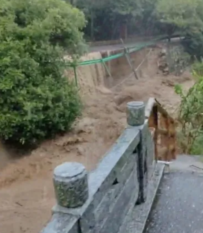 湖南衡阳南岳区突发山体滑坡事故！

7月28日8时18分，衡阳市南岳区寿岳乡岳林