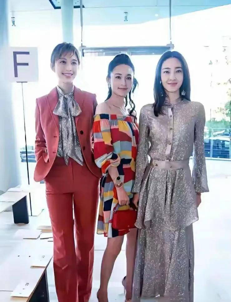 中间的是知名女演员李沁，右边的是王丽坤，不知道左边那位是谁？看上去很有气质，很漂