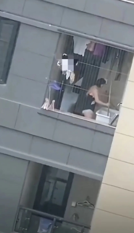 广州，一名女子下班后在家经常穿着贴身衣物在屋里走来走去。也不怕邻居看到，也不避嫌