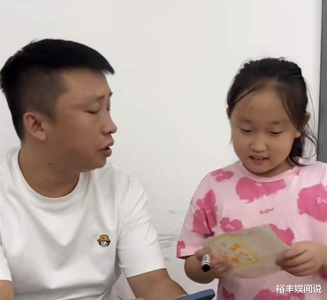 网红杨子钰遭爸爸暴力抢夺，现场哭喊：别打我妈妈，曝详细过程（杨子轩网红个人资料介绍及图片）-第1张图片-九妖电影