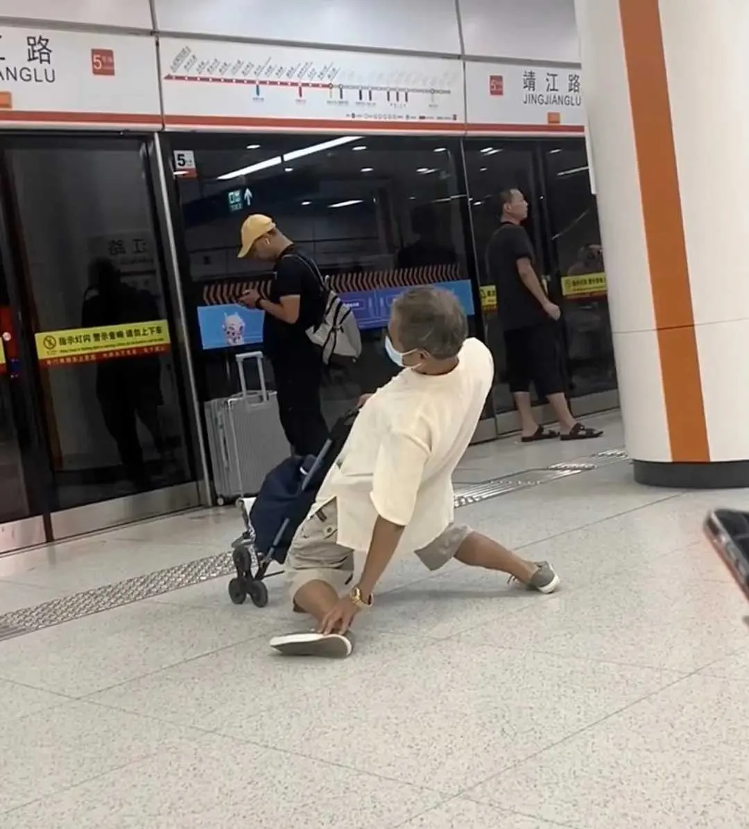 这个大爷绝对是个王者。