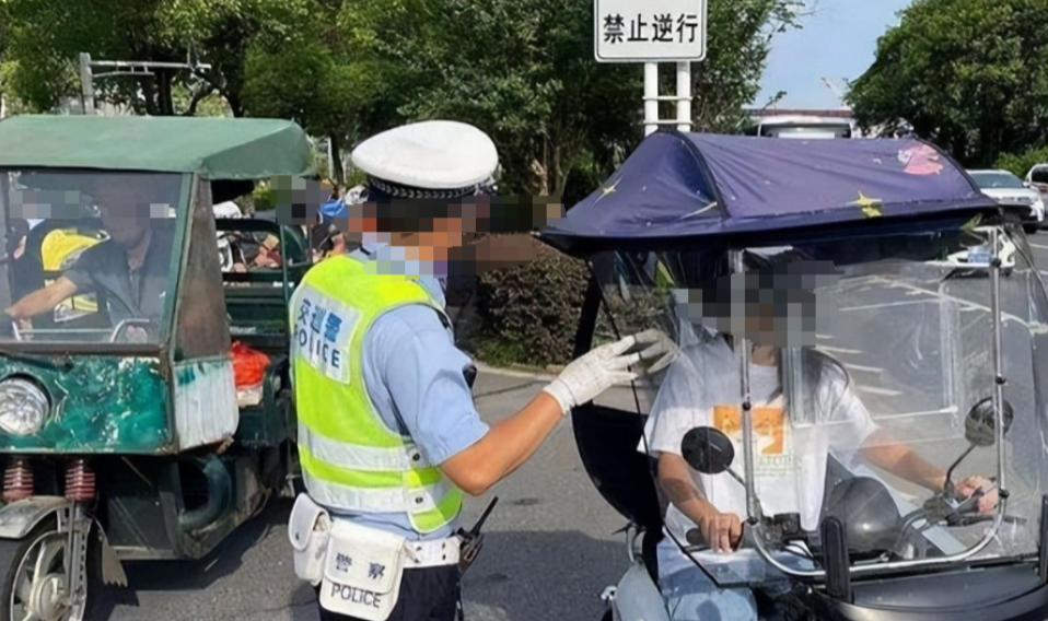 安徽合肥，陶女士骑着电动车送快迟到的女儿去学校，车速很快。结果在行驶至某交叉口南