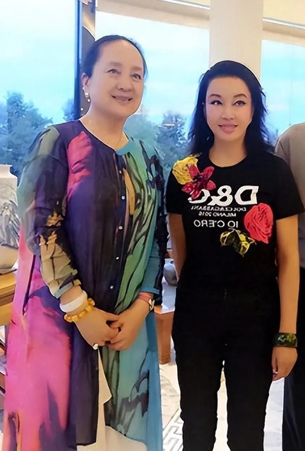 75岁的刘晓庆与74岁的张金玲
一个是靠医美一个是自然美
你觉她们谁看上去更美呢
