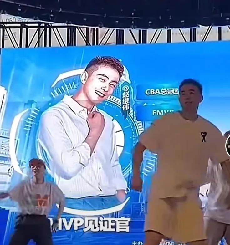 别说赵继伟这几次的商业演出下来，球迷们发现他跟郭艾伦完全是两个风格！郭艾伦回到家