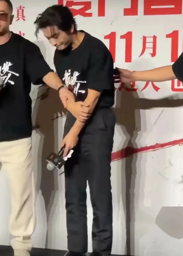 看来一个男人再成功，在某些地方他不得不低头，就说大明星黄晓明吧！他早已功成名就了