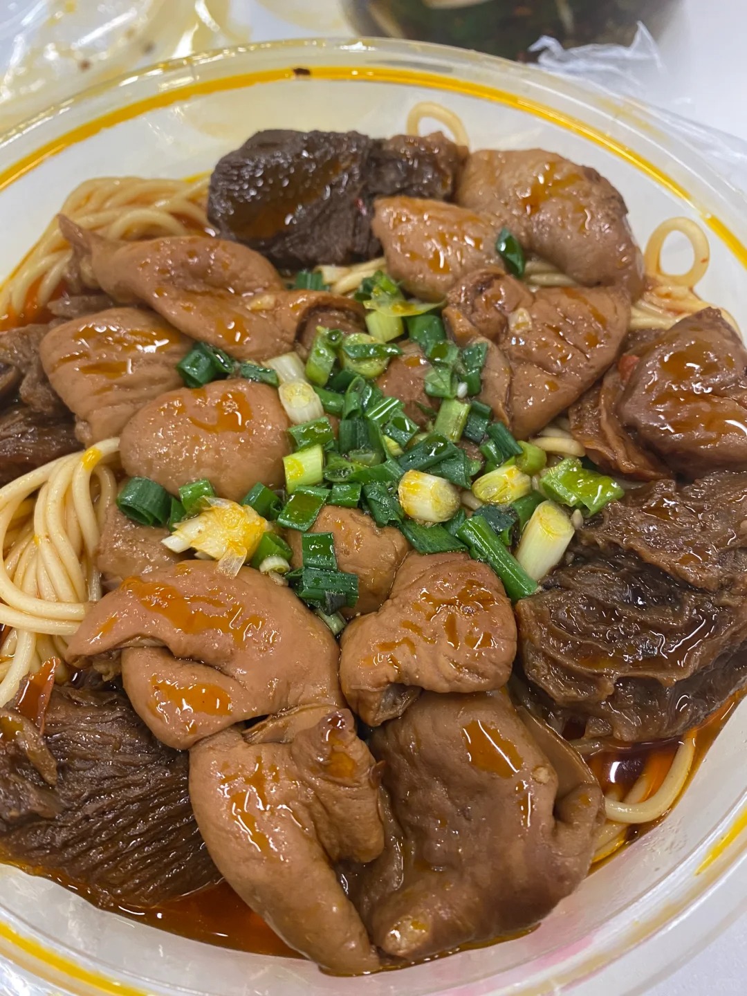 嬢嬢你们真的赚钱吗😭😭
这是我吃过全重庆牛肉肥肠面料码得最多的一家！！！而且