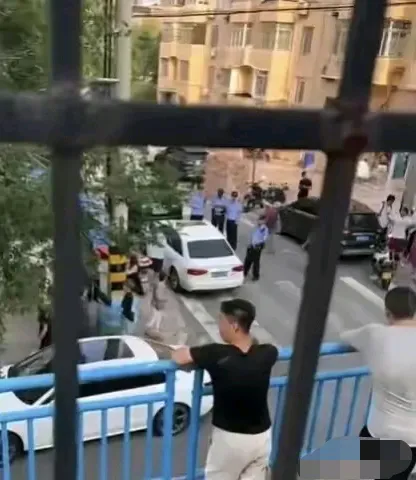路虎姐”老难受，估计得考虑搬家了，因为邻居们非要录到她的样子，非要确认她到底有没
