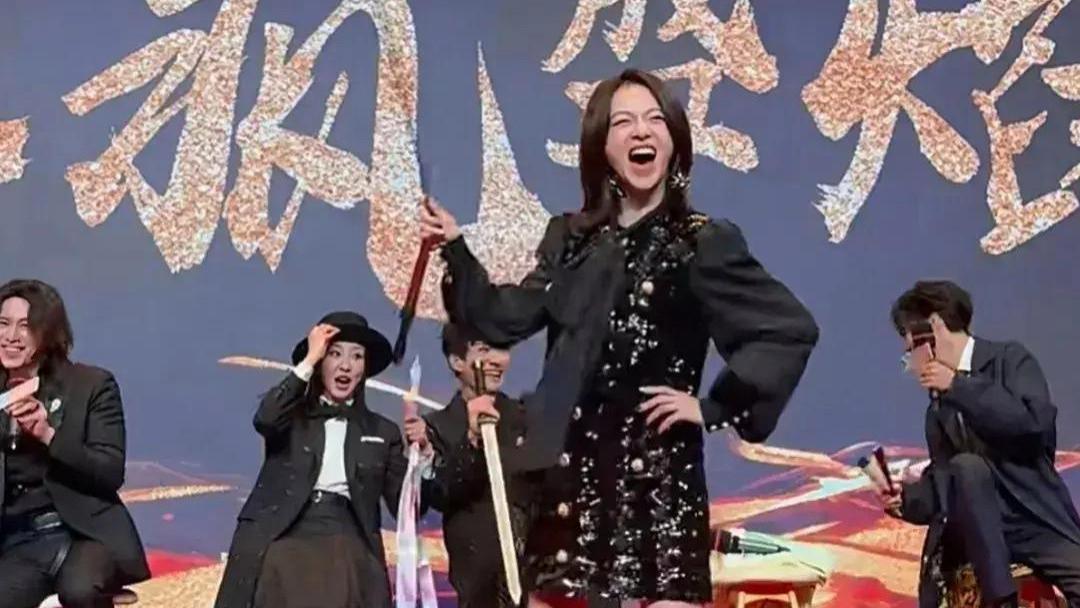 吴谨言挺孕肚亮相新剧发布会，穿高跟鞋甩鞭子，不顾危险太拼了