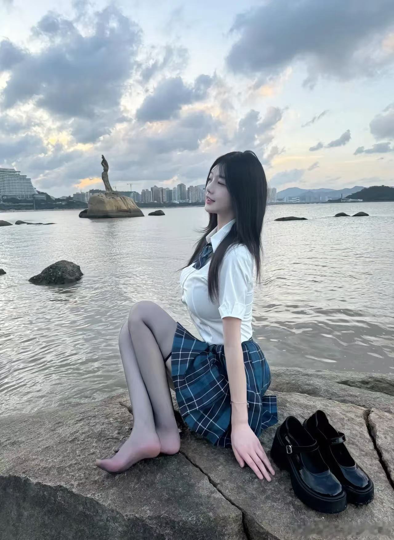 学妹单独跟我逛海边，今晚是回不去了哈哈哈