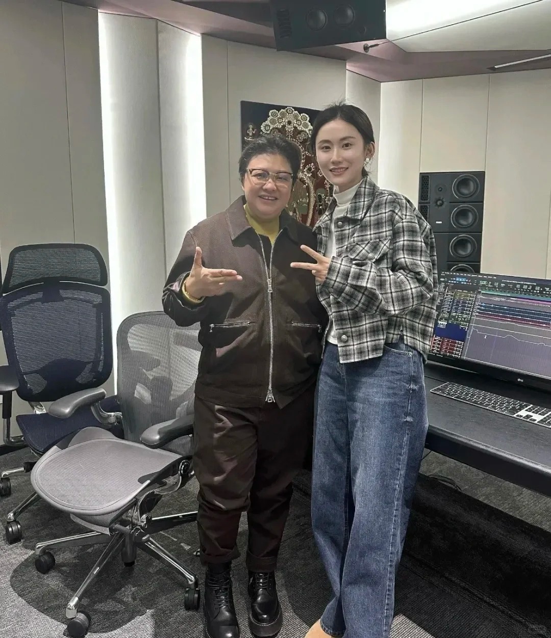 55 岁韩红瘦 40 斤，着夹克外套尽显女人味