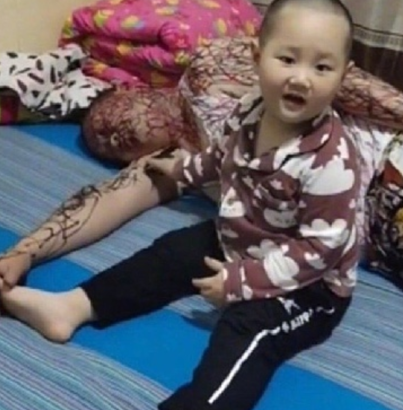 这小孩也太皮了