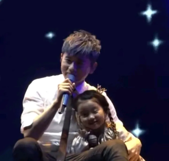 张杰的演唱会总是令人期待，这次他带来了一个特别的惊喜：与女儿一同登台演出。这温馨