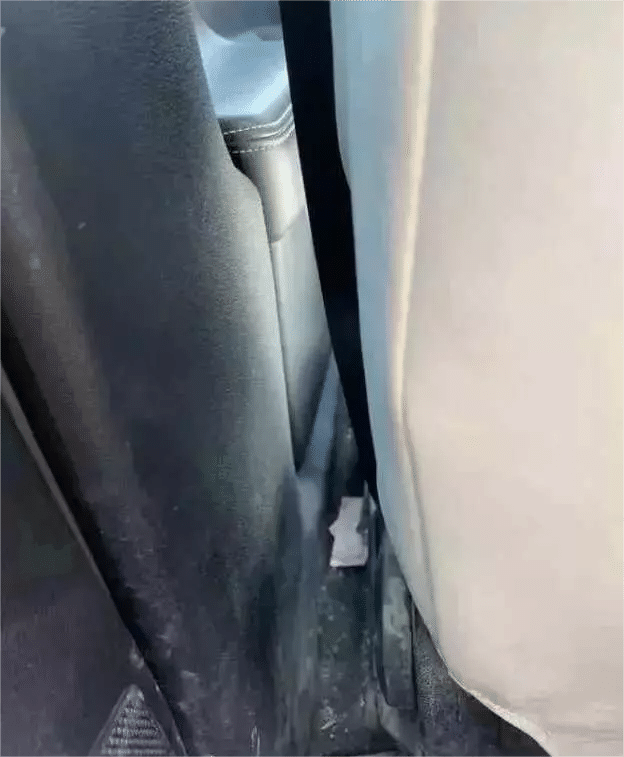 在出租车里发现了这个，我到底要不要捡。