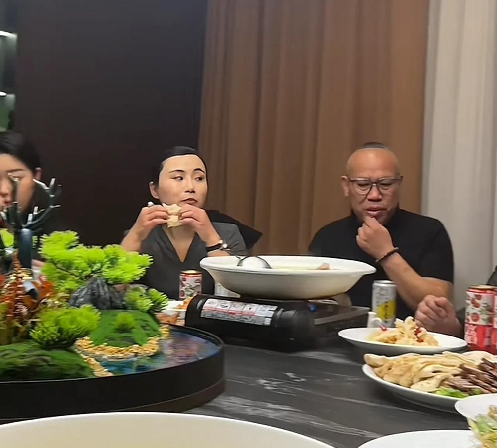 沛县网红辫哥和96年少妇恋情稳定，女友走路别扭疑似腰部摔伤！

辫哥和96年少妇