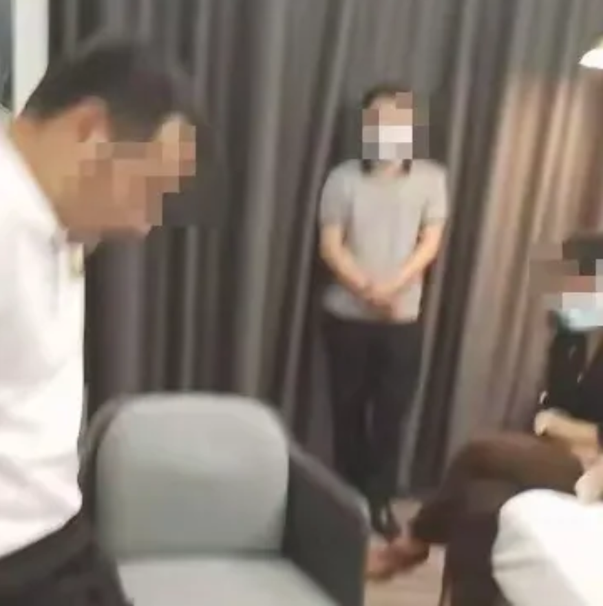 匪夷所思，高三女生教学楼跳楼身亡，学校的表现让人难以理解。

11月5日中午，广