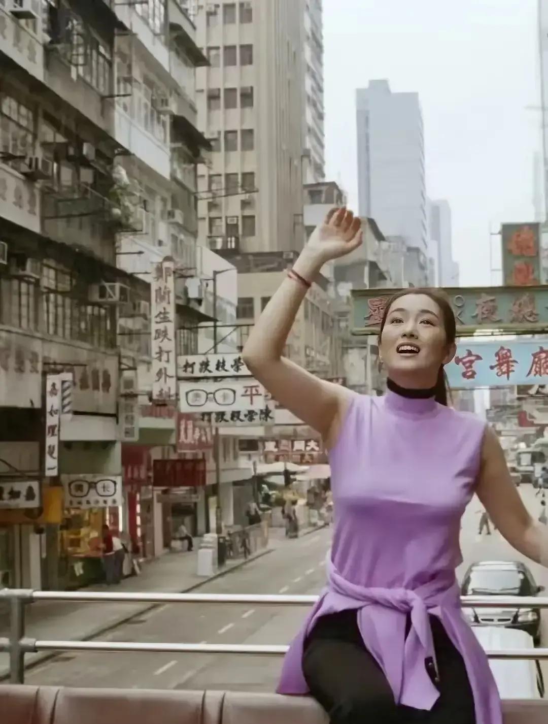 这是巩俐第一次来香港，那年巩俐25岁，正值青春年华，她随着张艺谋的脚步，首次踏上