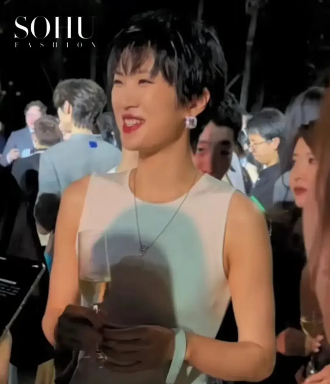 华为二公主姚安娜出席自家发布会，打扮得体落落大方挺有名媛范儿的，怎么在电视剧里就
